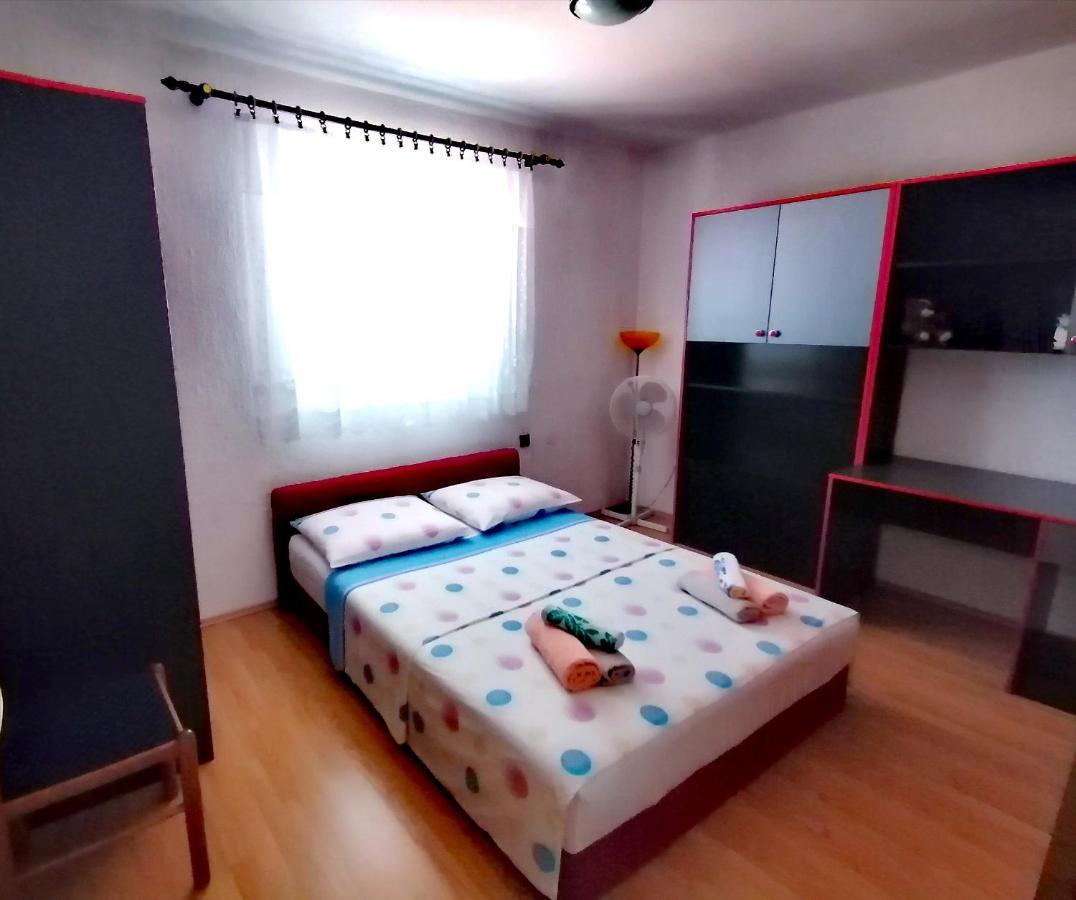 Apartman Canaki Splitska Exterior foto